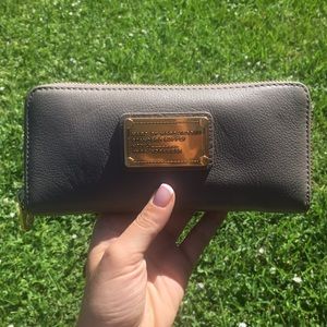 MARC BY MARC JACOBS WALLET IN TAUPE! LIKE NEW!